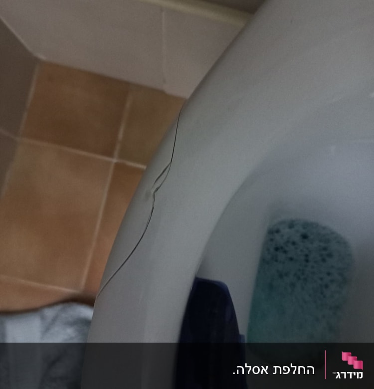 סדק באסלה עם חומר ניקוי כחול